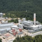 промышленная зона в окружении леса