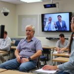 экзамен для взрослых мужчин и женщин в классе с видеонаблюдением